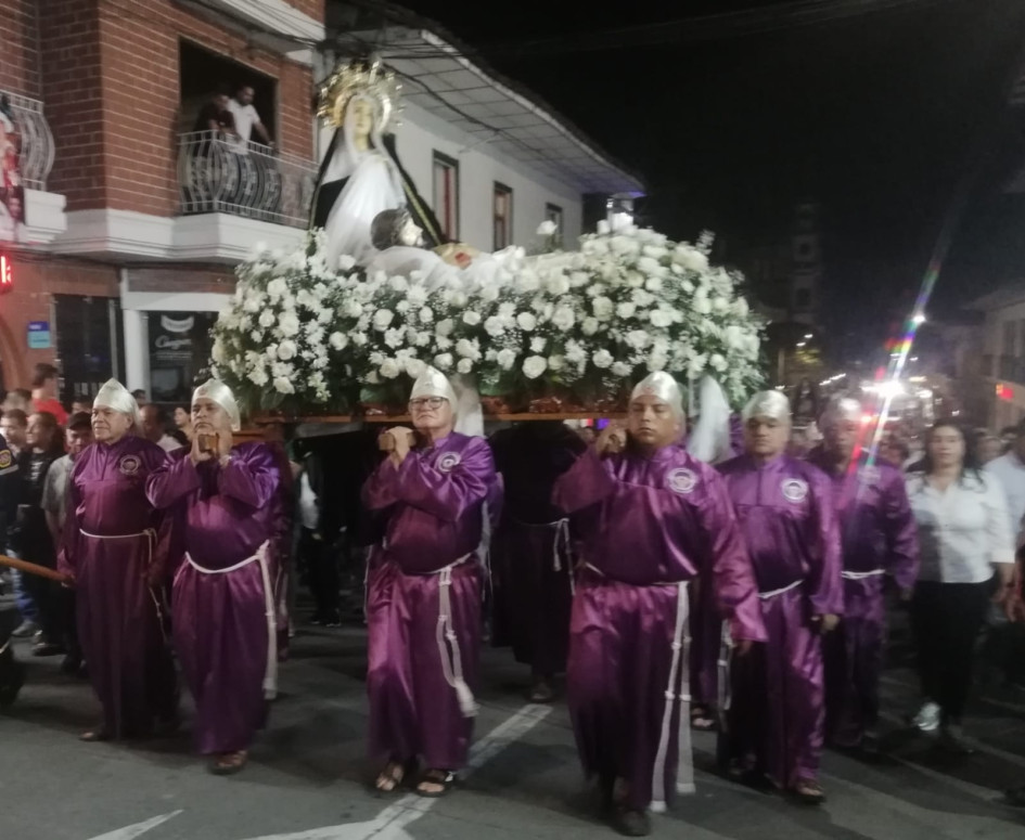 Procesión de La Soledad en Riosucio. Los fieles también cantaron y oraron con total expresión de fe.