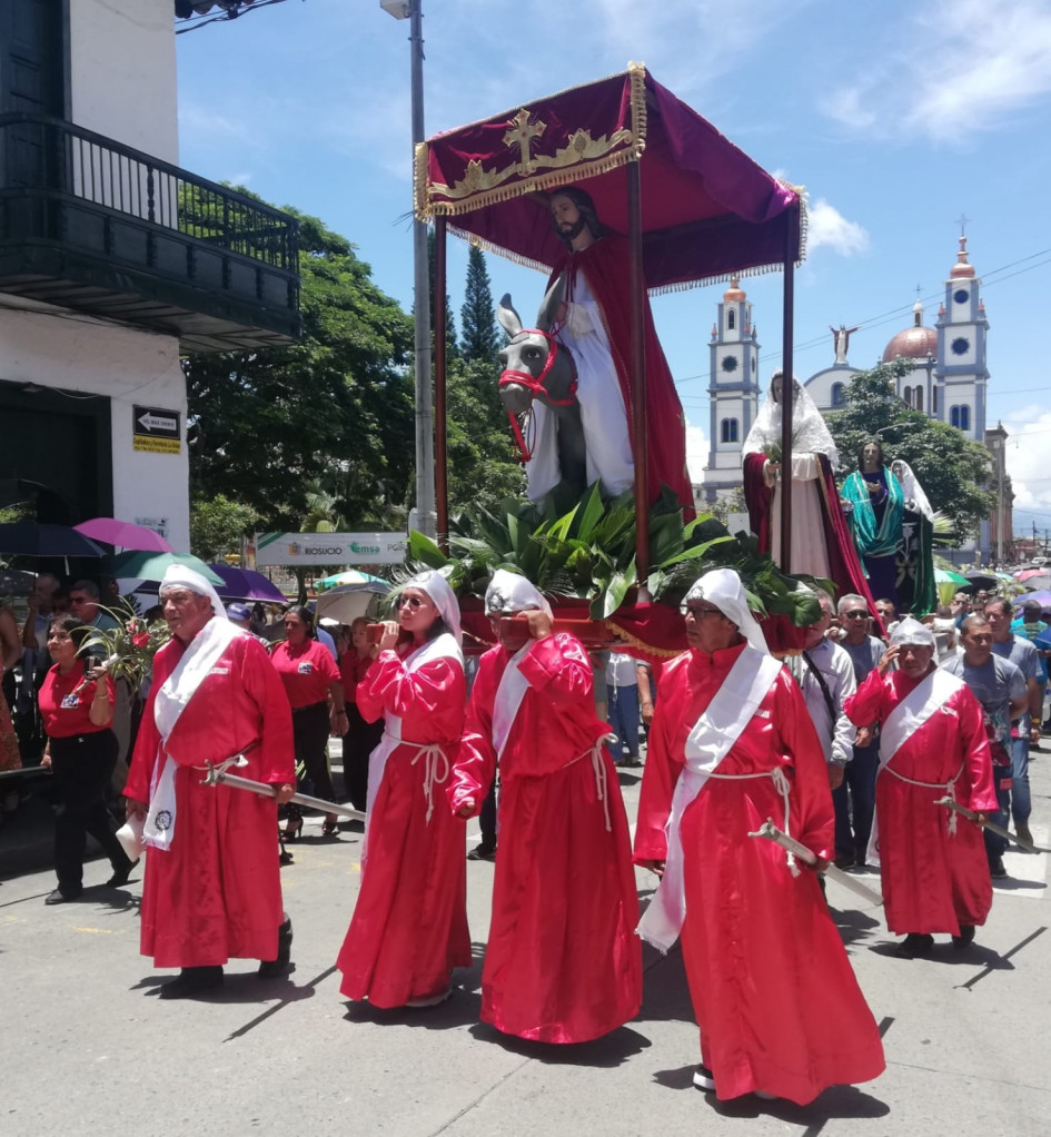 Los Centinelas voluntarios de Riosucio completan 40 años en la procesión del Domingo de Ramos. Son los responsables de dar comienzo a la Semana Mayor.