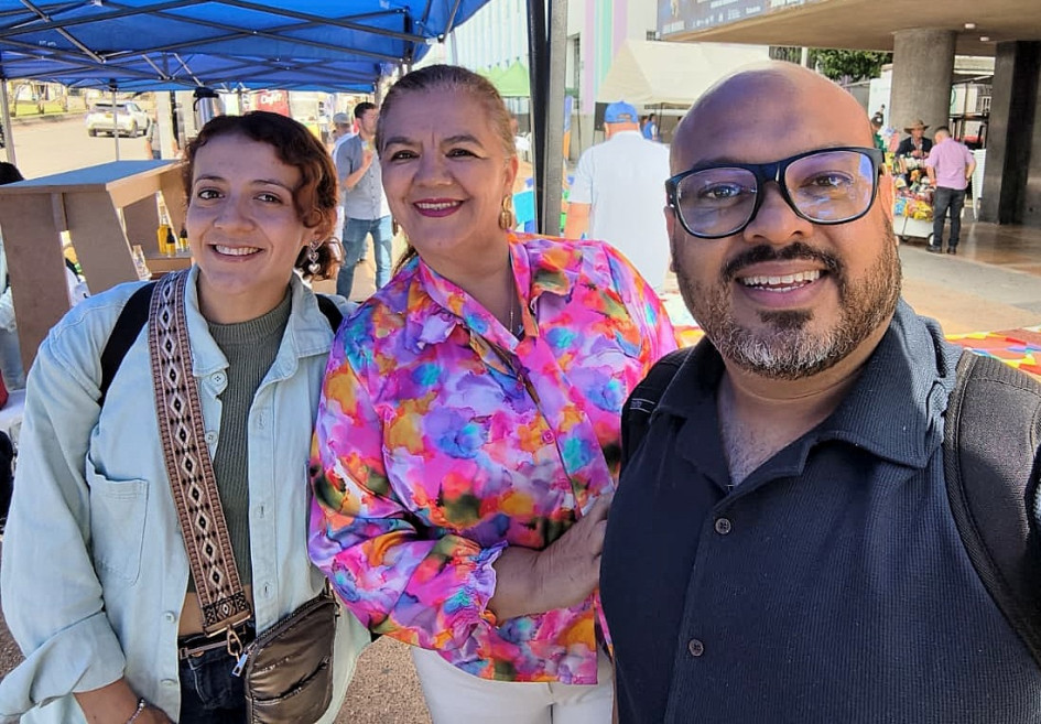 Catalina Arias, María Alfenesis López y Heider Lacera, coordinador nacional de Justapaz, en Manizales.