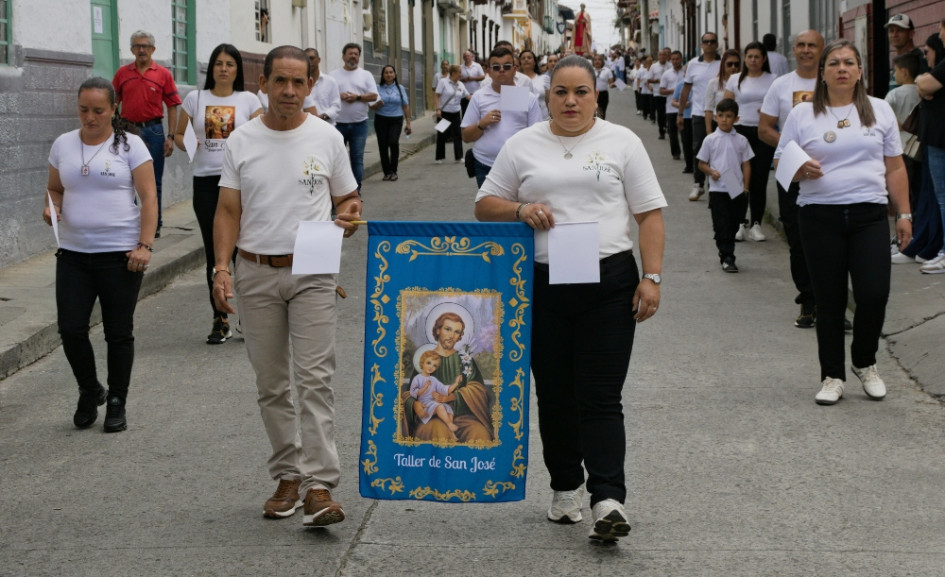 Comunidad de laicos del taller San José en una procesión de Semana Santa en Salamina (Caldas).