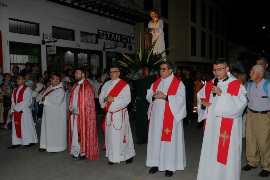 Procesión del Prendimiento en la parroquia de la Inmaculada Concepción en Salamina (Caldas). La encabezaron sacerdotes y diáconos.