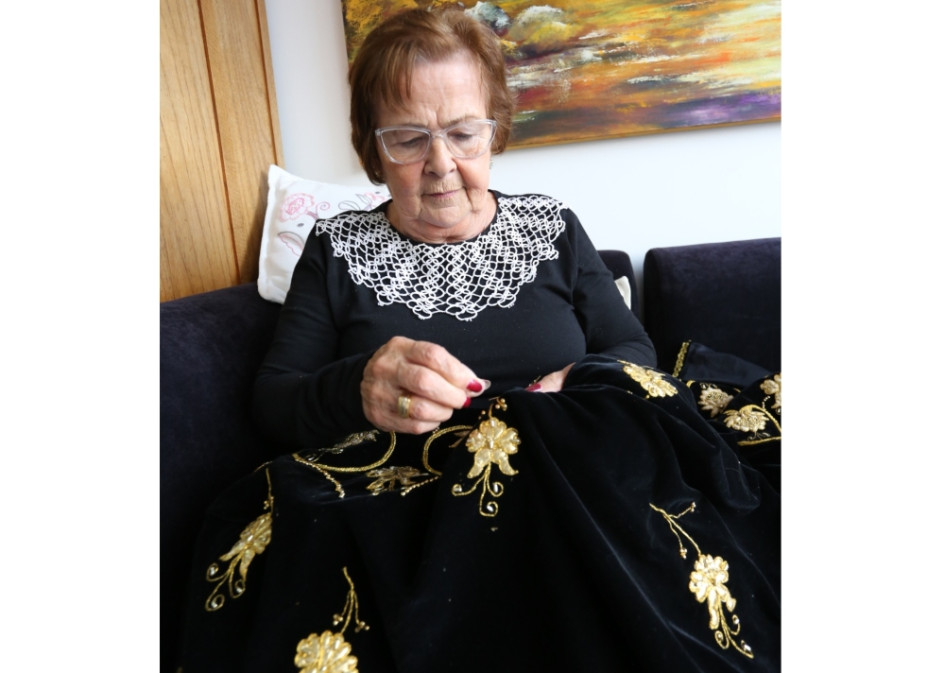 Georgina Franco Campuzano fue la encargada de hacer una arreglo al manto de la Virgen de los Dolores de la parroquia de la Santísima Trinidad para que estuviera a punto en esta Semana Santa. Ginna expresó su felicidad por realizar este trabajo que refleja su amor por la iglesia y sus cualidades para el bordado.