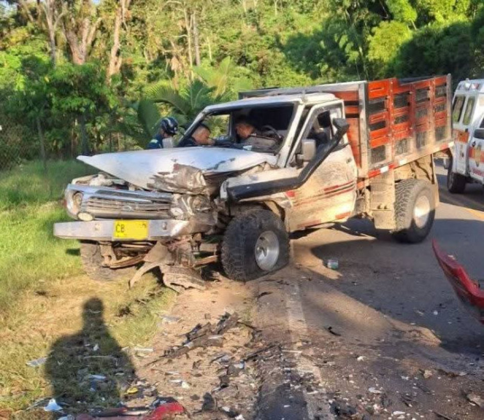 Foto| Informador de Occidente|LA PATRIA  Accidente en la Troncal de Occidente, en el trayecto Anserma - Vereda Tabla Roja, a la altura de la conocida curva del gas. Según la información preliminar, dos vehículos colisionaron de manera violenta, lo que obligó la rápida intervención del Cuerpo de Bomberos. 