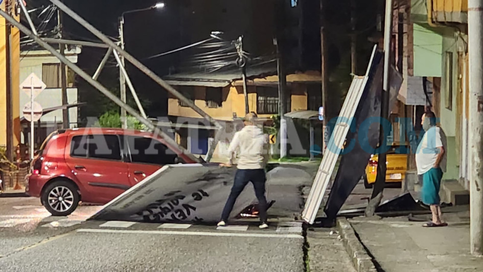 Tras no poder irse el lugar, el conductor se bajó del carro para retirar los elementos que le impedían arrancar. El hombre presentó grado tres de embriaguez, el más alto que se registra en la prueba de alcoholemia.