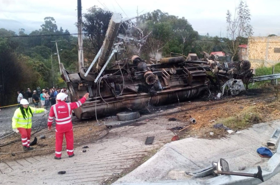 Así quedó el camión tras el accidente. El gobernador de Cundinamarca indicó que el vehículo contaba con 11 años de servicio, revisión técnico mecánica y SOAT vigentes.