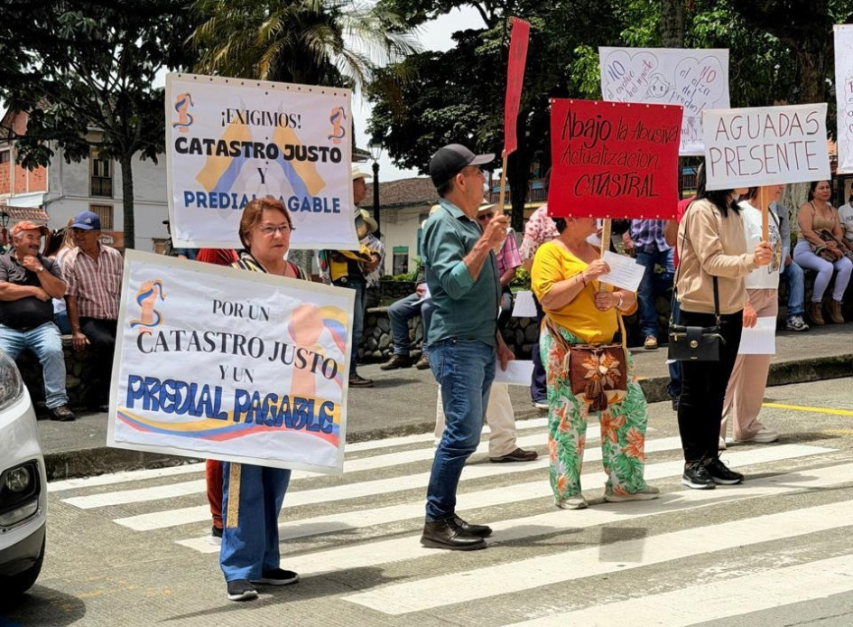 En Aguadas están inconformes con el aumento del impuesto predial. Ciudadanos llegaron con pancartas al parque principal del municipio y exigieron que el monto a pagar sea más acorde a sus posibilidades.
