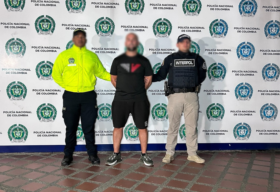 El extranjero capturado tenía una circular roja en su contra por un crimen en España.