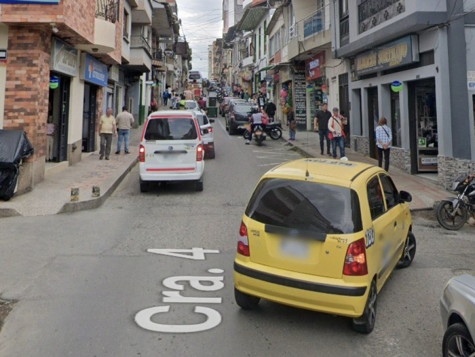 Foto| Google maps| LA PATRIA  El día de los hechos, siendo las 6:30 de la tarde, la víctima se movilizaba en una motocicleta Suzuki AX- 100 negra, modelo 1989, por la carrera 4ª con calle 13, diagonal al Comando de Policía, como parte del recorrido para llegar a su residencia, después de su labor como ayudante de construcción.