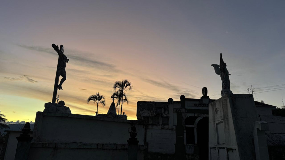 Las figuras religiosas se recortan al final de la tarde en el Cementerio San José de La Abuela de Caldas.