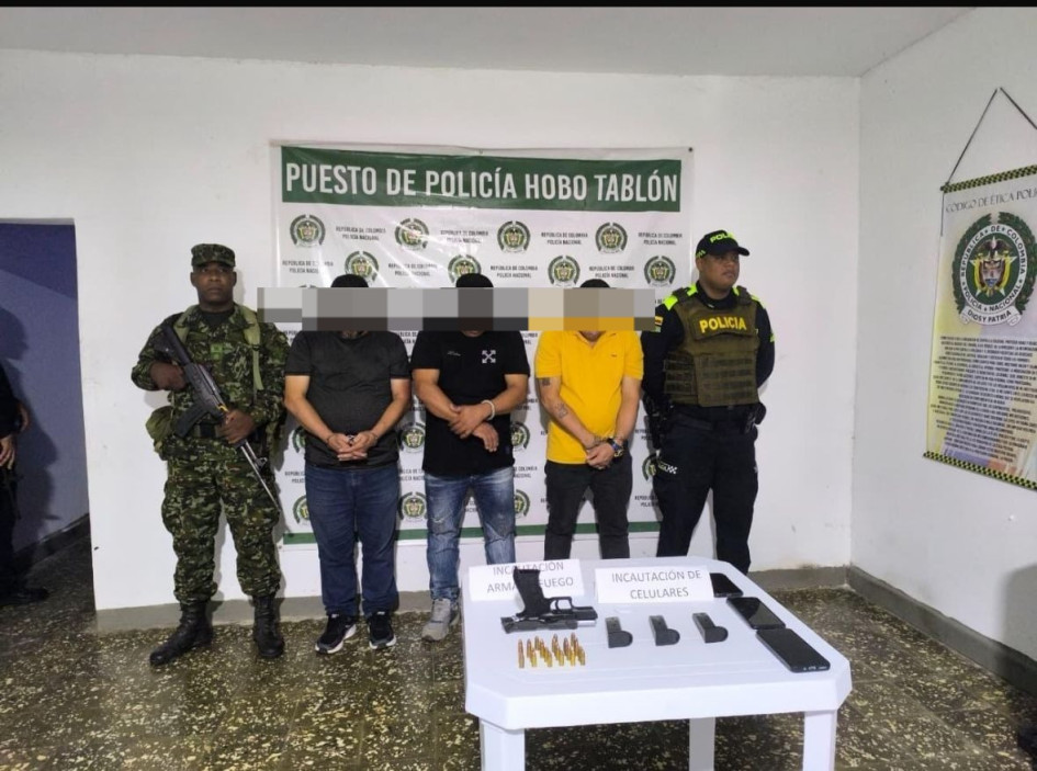 Foto| LA PATRIA  Entre los capturados se identificó a un teniente coronel en retiro, de la Policia Nacional (2021), quien portaba una pistola calibre 9 mm, de su propiedad y con su respectivo permiso para porte, utilizada para intimidar a las victimas.
