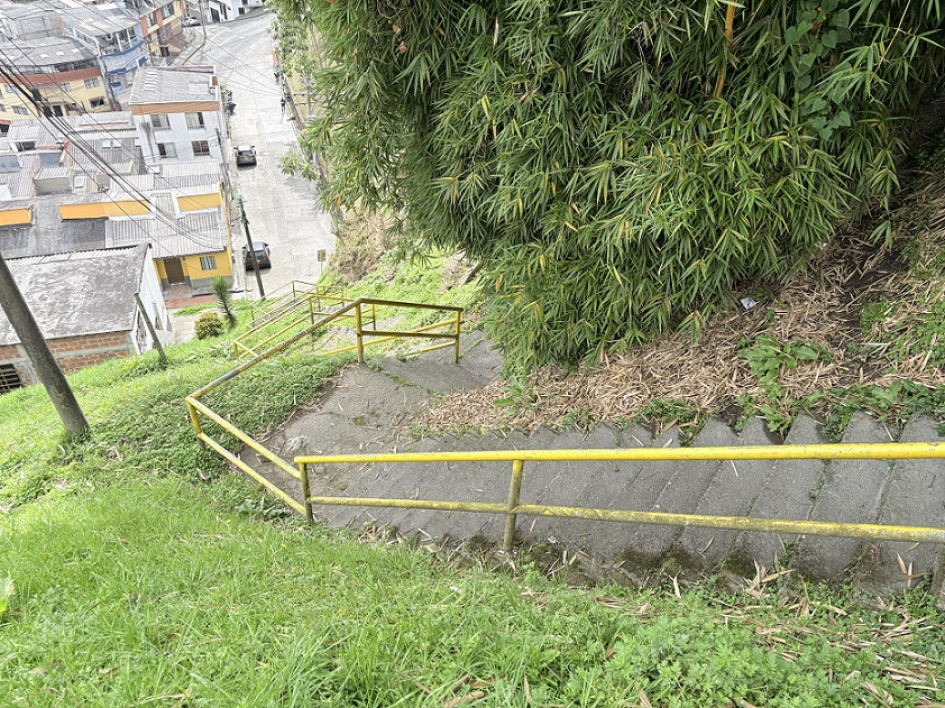 Las escalas que comunican a Sáenz con Los Cedros se convirtieron en punto de concentración de consumidores de estupefacientes.