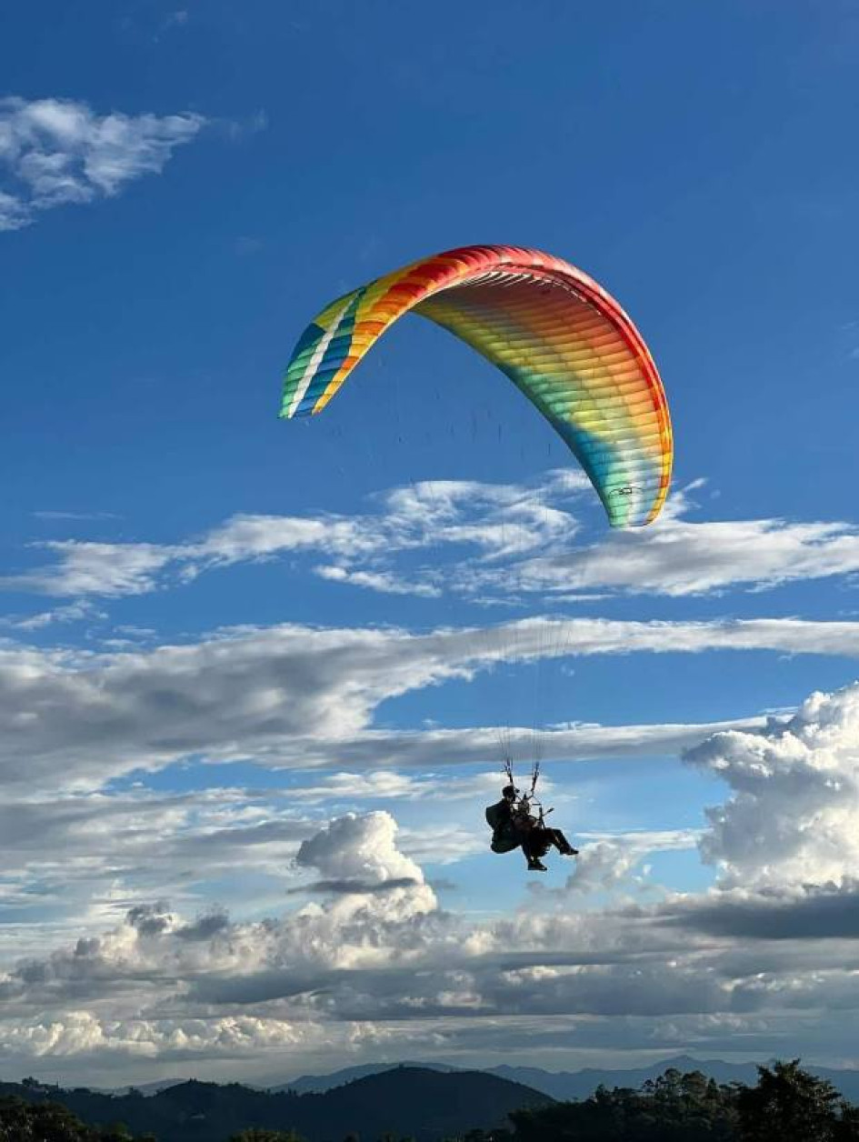 Paisaje caldense desde un parapente en el noroccidente. Buenos Aires es el punto de partida de un paseo por las nubes para ver parte del Paisaje Cultural Cafetero, visto desde el cielo.