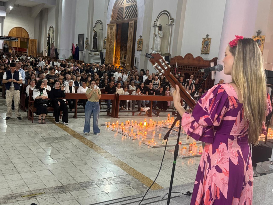 La presentación de Katie James fue en la nave central del templo Nuestra Señora del Carmen de Anserma.