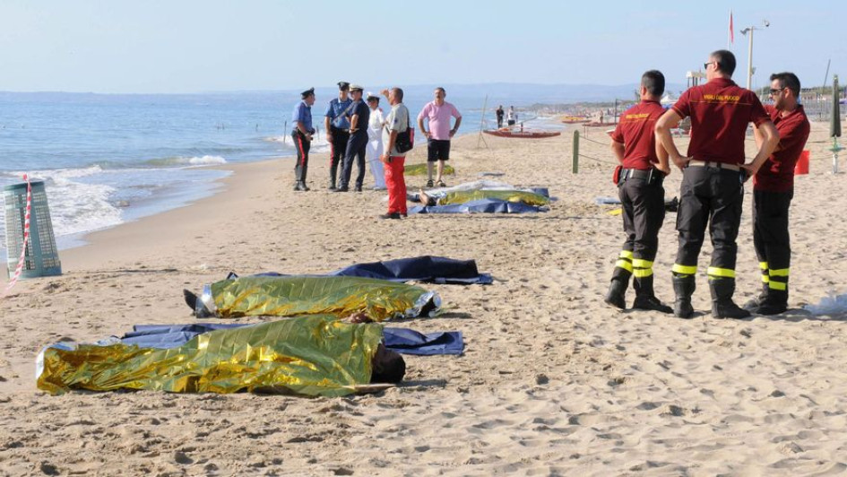 19 migrantes muertos y 5 graves hasta el momento es el saldo del rescate de una barca en playa de Italia