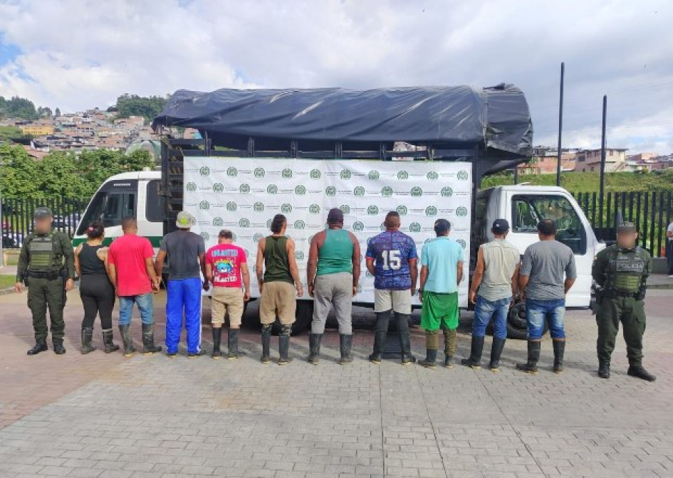 Fotos| Policía| LA PATRIA  Durante la intervención se logró la captura de 10 personas, cuyas edades oscilan entre los 35 y 50 años, así como la incautación de dos motobombas y un motor utilizados para esta actividad ilegal.