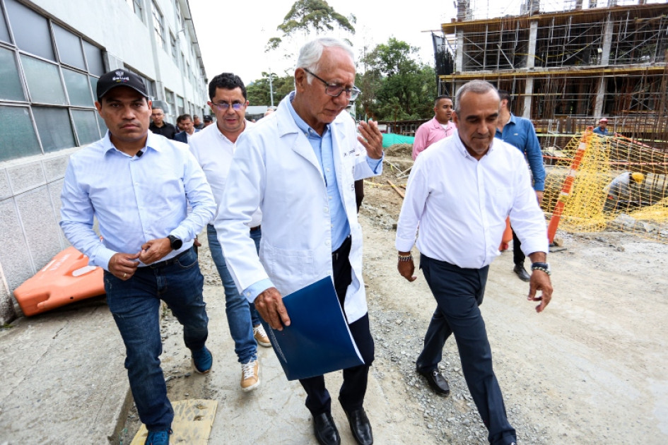 Guillermo Jaramillo, ministro de Salud y Protección Social (tercero de izquierda a derecha), estuvo en el Hospital Departamental Santa Sofía. A la derecha, Carlos Piedrahita.