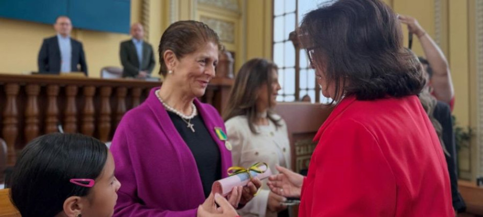 Mónica Giraldo recibió el reconocimiento de manos de la diputada María Isabel Gaviria, del Partido MIRA.  