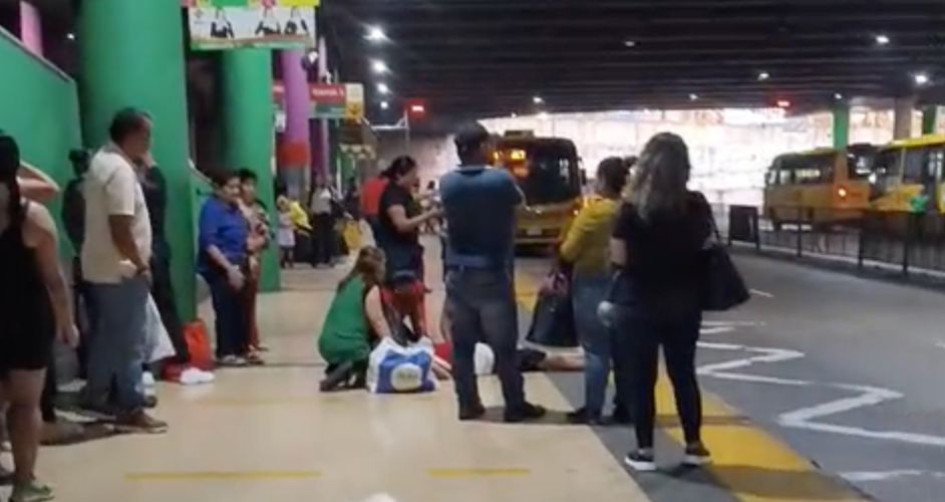 La mujer desmayada, en aparente estado de embarazo, fue trasladada en un taxi a un centro asistencial. 