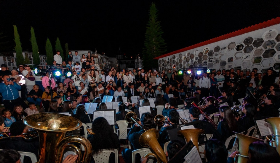 Retreta sinfónica nocturna en el cementerios San Nicolás de Anserma (Caldas).