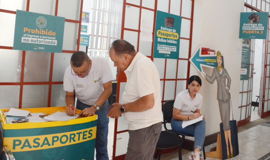 La expedición de pasaportes en el edificio de la Licorera, en la Gobernación de Caldas, está suspendida por directrices del Ministerio de Relaciones Exteriores. Usuarios afectados esperan la reapertura del servicio.