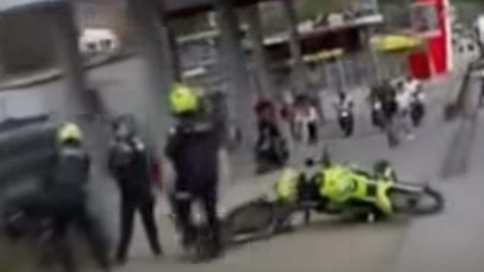 El motociclista terminó judicializado y queda a disposición de la Fiscalía por violencia contra servidor público. Fotos tomadas de video de Manizales Denuncia.