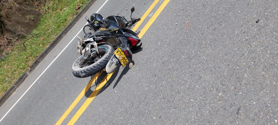 Foto| LA PATRIA  La víctima, según las autoridades, iba en una Suzuki Gixxer. Se trata de AlexÁnder Sepúlveda Nazarit, de 25 años, natural de Risaralda (Caldas).