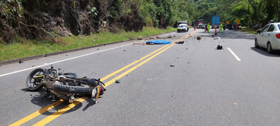 Foto| Cortesía | LA PATRIA  Lo que conoció preliminarmente LA PATRIA es que una roca se desprendió de la montaña, golpeó una moto que pasaba por allí y acabó con la vida del conductor.
