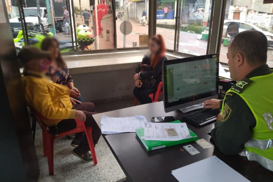 Fotos Policía| LA PATRIA  Si necesita mediación policial puede llamar al 321 707 93 72. O acudir al cuadrante de su barrio. Esta iniciativa surge con el artículo 154 del Código Nacional de Convivencia y Seguridad Ciudadana, que establece que la autoridad es el canal para que las personas en conflicto decidan voluntariamente resolver sus desacuerdos armónicamente.
