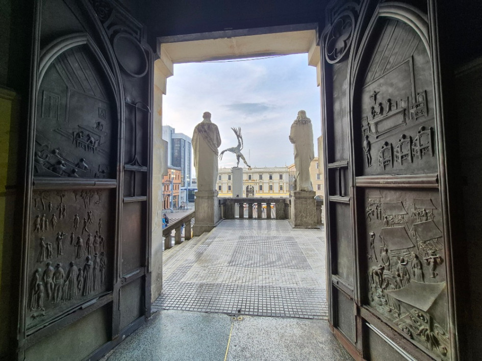 Las puertas de los templos de la ciudad se convierten en protagonistas, destacando detalles arquitectónicos que reflejan historia, fe y diseño, como la de la imagen, correspondiente a la Catedral Basílica Metropolitana de Nuestra Señora del Rosario de Manizales.
