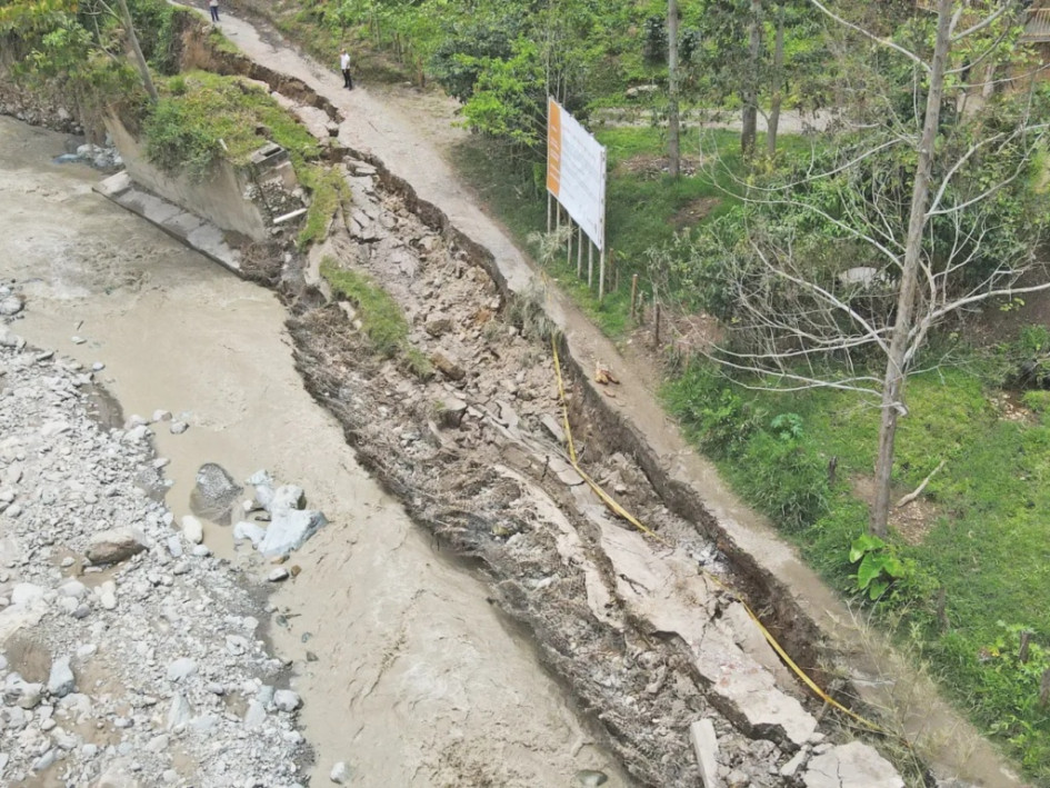 Autoridades pidieron a la comunidad evitar el paso por la zona afectada ante el alto riesgo de colapso.