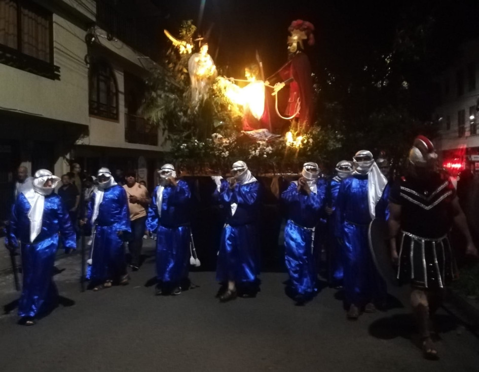 Procesión del Prendimiento en Riosucio. Con oraciones y lectura de mensajes de reflexión se revivió el acontecimiento de la traición a Jesús.