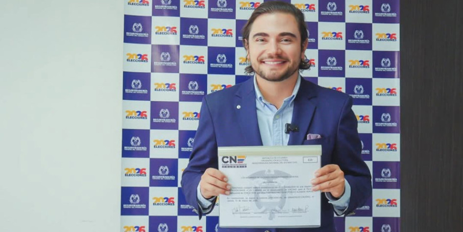 Santiago Osorio Marín contiene en sus manos la credencial que lo acredita como electo representante a la Cámara por Caldas.  