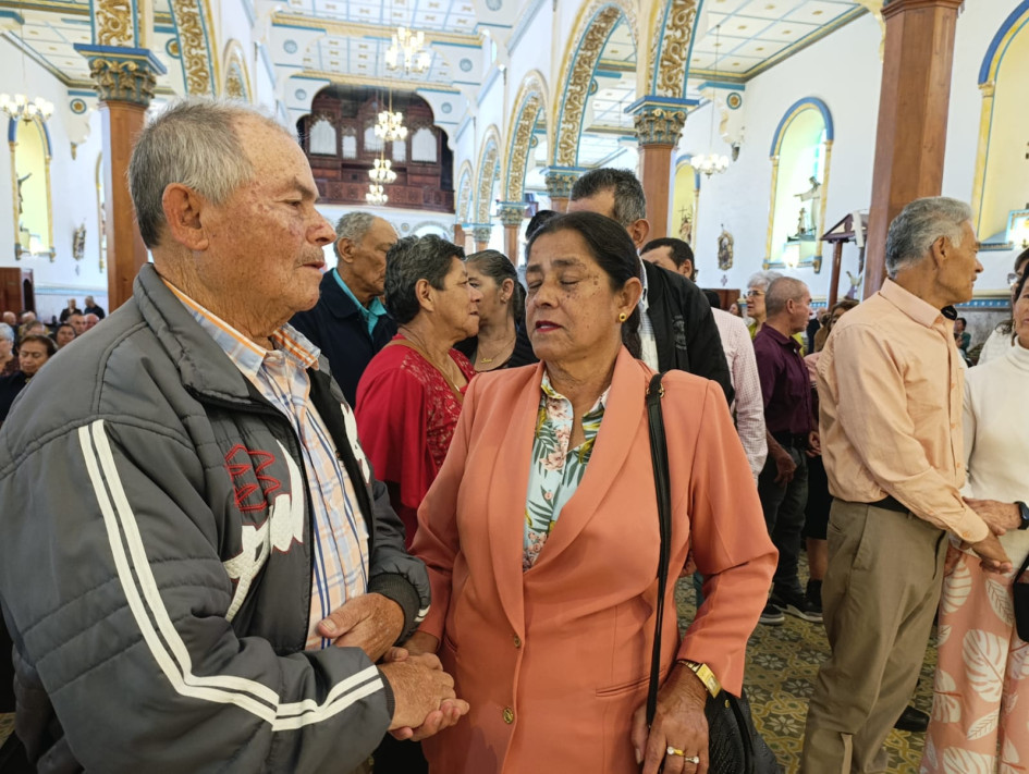 Las parejas llegaron al templo de la Inmaculada Concepción para renovar sus compromisos matrimoniales.