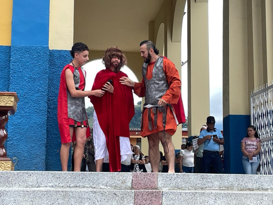 Sentencia de Jesús, en vivo, en el atrio de la Parroquia Nuestra Señora del Rosario, en Aranzazu (Caldas).
