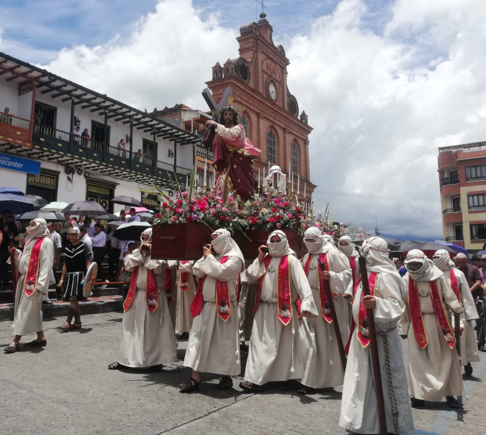 Procesión del viacrucis en Riosucio. Autoridades religiosas y la comunidad en general enseñaron respeto y fidelidad a la palabra del creador.