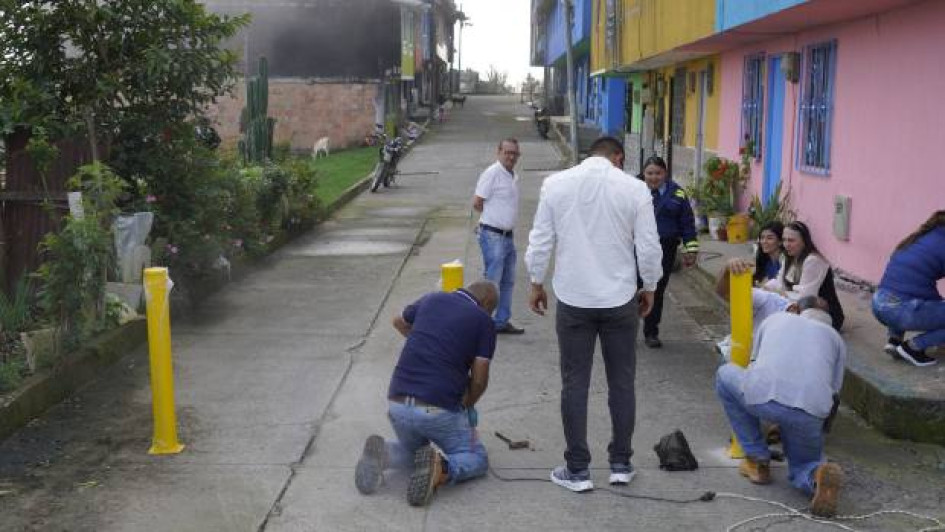 Fotos I Facebook Alcaldía I LA PATRIA  Por esta vía en un municipio del oriente caldense solo podrán transitar motocicletas. Una falla geológica obligó a cerrar de manera definitiva, dice la Alcaldía.