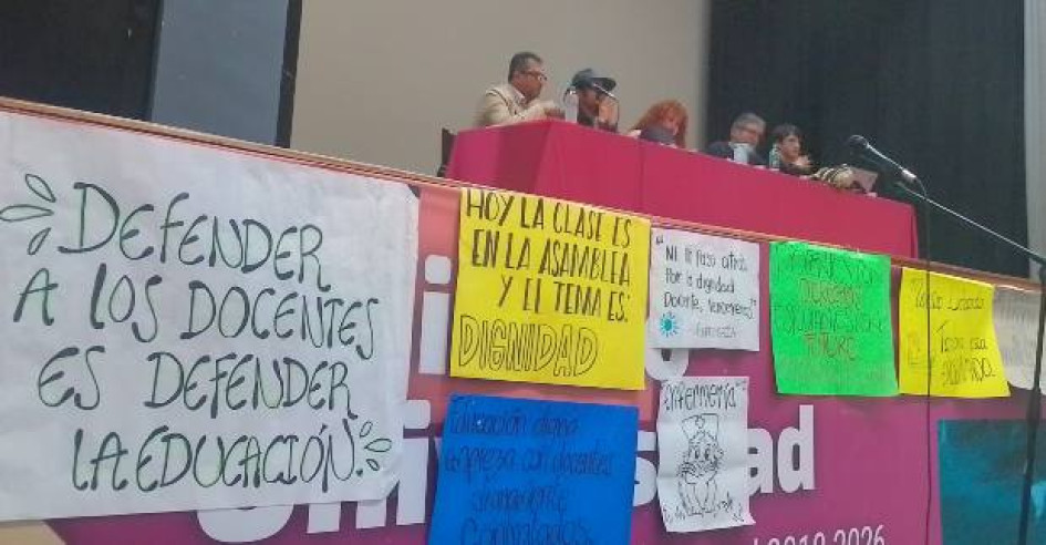 Foto I LA PATRIA  El rector, Fabio Arias, en la asamblea de profesores la semana pasada antes de ser aprobada en el Consejo Superior la formalización de 102,5 docentes ocasionales. La U. sigue en anormalidad académica.
