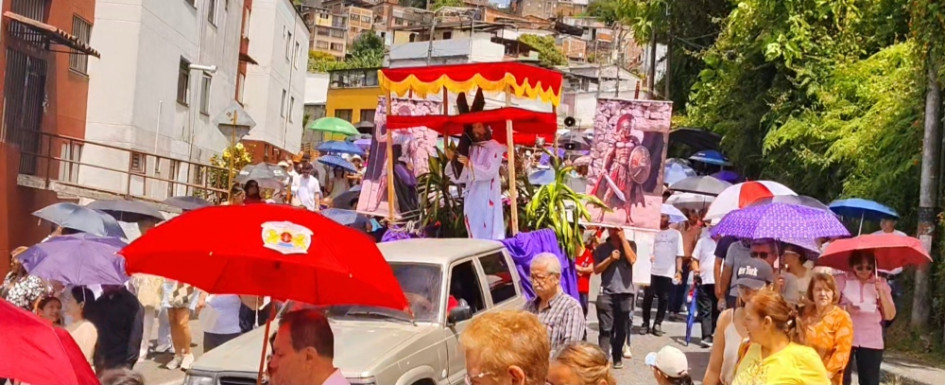 Decenas de personas asistieron al viacrucis en el barrio Estambul de Manizales.