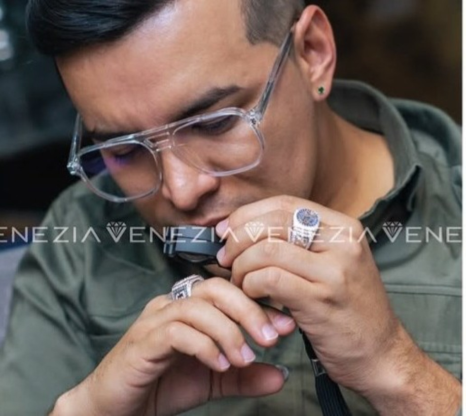 Fotos | Venezia| LA PATRIA  La joyería aclaró que Yeison no tuvo joyas con ese grabado y que sí portaba 2: uno de oro blanco de 18 kilates con diamantes y una réplica de oro y plata con circones, obsequiados por Venezia.