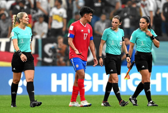 Un equipo arbitral exclusivamente femenino pitó, por primera vez en la historia, un partido en un Mundial de Fútbol masculino. Stephanie Frappart (Francia), Neuza Back (Brasil) y Karen Díaz Medina (México) fueron las árbitras del partido entre las selecciones de Costa Rica y Alemania, en el estadio Al Bayt, en desarrollo del Mundial de Catar 2022, el pasado jueves.