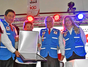 La Cruz Roja de Caldas cumple 100 años de labores, tiempo durante el cual su papel en la atención de las emergencias por terremotos, crudos inviernos y por la erupción del volcán Nevado del Ruiz, en 1985, entre otras muchas difíciles tareas, aparecen como ejemplo de entrega y solidaridad. Salvar vidas y prevenir desastres han sido parte de sus tareas, en las que encaja también su compromiso con la salud de los niños de la región.