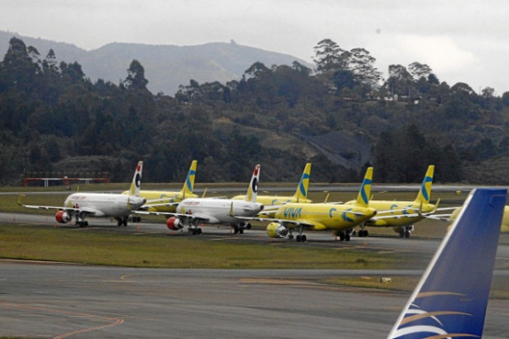 Foto | Efe | LA PATRIA Quedan muchas preguntas sin resolver tras la decisión de Viva Air de no continuar prestando servicios. Por qué vendieron tiquetes hasta última hora, por qué no se tenía contemplado un plan para atender las quejas de los viajeros, por qué se ha demorado tanto la Aerocivil en resolver la solicitud de fusión con Avianca. Ojalá se resuelvan pronto las inquietudes que impidan más afectaciones a los viajeros.