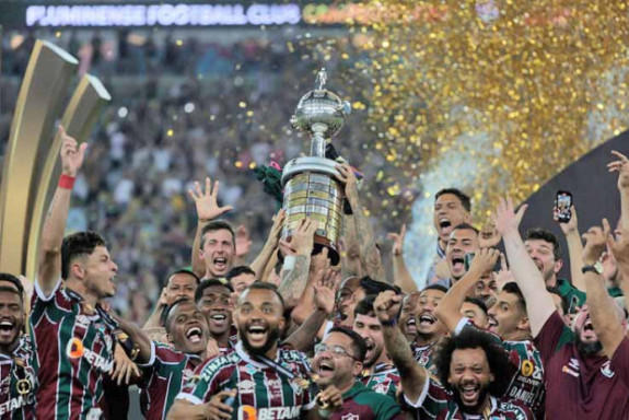 Fluminense brasileño, con goles del argentino Germán Cano y del juvenil John Kennedy, conquistó el sábado su primer título continental al vencer por 2-1 al Boca Juniors argentino, que descontó con el peruano Luis Advíncula, en una final de Copa Libertadores que tuvo que ser decidida en la prórroga. Este torneo lo ganó el Once Caldas en el 2004.