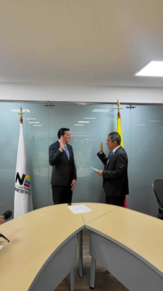 Foto|Cortesía Consejo Nacional Electoral|LA PATRIA El presidente del Consejo Nacional Electoral (CNE), Alfonso Campo, tomó el juramento al abogado caldense Hernán Penagos Giraldo como nuevo registrador nacional del Estado Civil para un periodo de cuatro años. Penagos, tras una destacada carrera como representante a la Cámara y exmagistrado del CNE, inició ayer su labor. Entre sus prioridades está implementar el nuevo Código Electoral.