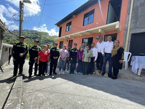 A través del programa Casas con Amor, la Policía Nacional ha puesto a estrenar vivienda a siete familias vulnerables de Aranzazu. Es una labor emprendida por el comisario Luis Alfonso Bustamante, recogiendo aportes de benefactores. La mano de obra fue ejecutada en su mayoría por los uniformados de la Estación local de Policía.