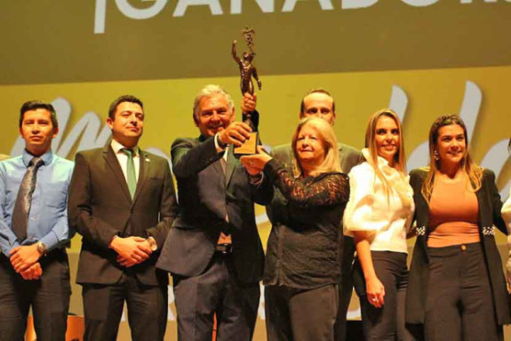 Entre 60 empresas nominadas, Mercaldas ganó el Mercurio de Oro 2023 que entrega Fenalco Caldas para exaltar a los mejores comerciantes y su labor por el progreso de la actividad mercantil. El premio lo recibió Cielo Esperanza Aristizábal, gerente general de Mercaldas; del presidente nacional de Fenalco, Jaime Alberto Cabal, quien destacó el impacto de esta empresa durante 46 años en los hogares de la región.