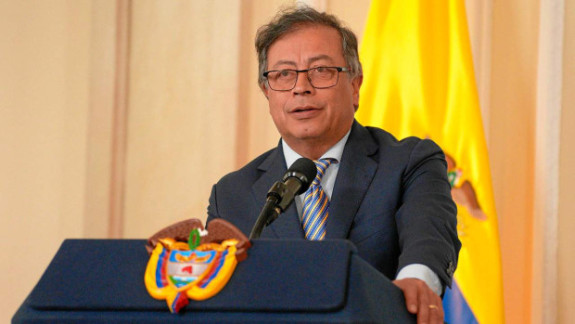 El presidente Gustavo Petro inició un viaje internacional de seis días para visitar Suecia y Suiza, en donde hablará de paz mundial y cooperación internacional. Con estos países europeos se espera que fortalezca relaciones diplomáticas y establezca acuerdos que beneficien a Colombia. Entre la comitiva presidencial se encuentran varios empresarios del país. Petro se reunirá hoy con los 26 embajadores de Colombia en Europa y visitará el Buque ARC Gloria, de la Armada Nacional, que se encuentra en Suecia, dond