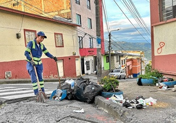 52 operarios de barrido, 2 barredoras mecánicas, 8 compactadores de Emas intervinieron en la limpieza de espacios públicos de Manizales al amanecer del lunes tras el partido de la final de la Copa América. Para entender la magnitud de lo que se vivió, esta empresa recogió 8 toneladas de residuos sólidos, una más de lo que recolectó después de la cabalgata de la Feria de este año. El llamado es a contribuir para mantener más limpias las calles.