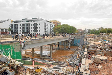 Ya son 155 los muertos por las inundaciones en Valencia (España). Los servicios de emergencia siguen removiendo escombros, labor en la que han encontrado a la mayoría de cuerpos. El Consulado de Colombia en Valencia activó un protocolo de emergencia para asistir y proteger a los colombianos en medio de esta tragedia. Habilitó los canales de comunicación cvalencia@cancilleria.gov.co contactenos@cancilleria.gov.co y la línea telefónica +34 696 84 64 69.