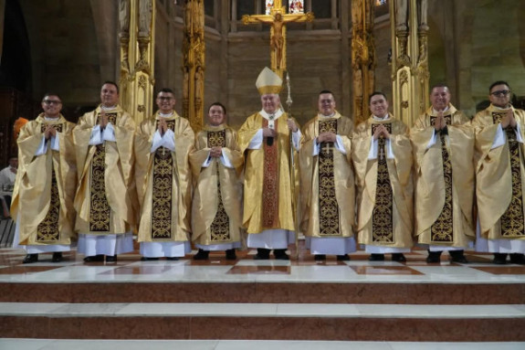 Monseñor José Miguel Gómez Rodríguez, arzobispo de Manizales, ordenó ocho nuevos sacerdotes para la Arquidiócesis. Ellos son Juan David Botero González, Juan Felipe Hoyos Suárez, Alejandro Martínez Suárez, Fernán López Patiño, Andrés David Ospina Blandón, Andrés Mauricio Valencia López, Duván Andrés Zuluaga González y Juan Manuel Becerra Espinoza, quienes recibieron el sacramento de la ordenación sacerdotal en la Catedral Basílica.